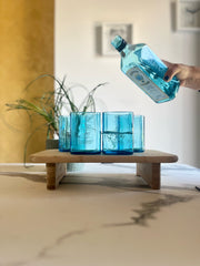 Set bicchieri vetro blu quadrati da bottiglie Bombay Gin riciclate, design sostenibile