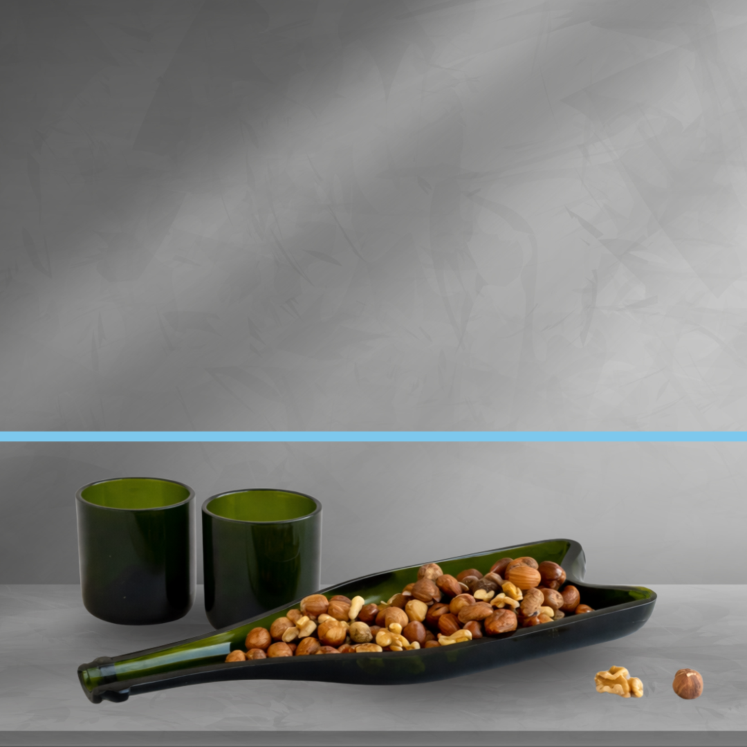 Set aperitivo di design in vetro riciclato su tavolo da soggiorno, atmosfera contemporanea