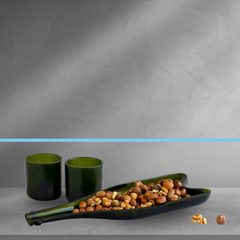 Set aperitivo di design in vetro riciclato su tavolo da soggiorno, atmosfera contemporanea