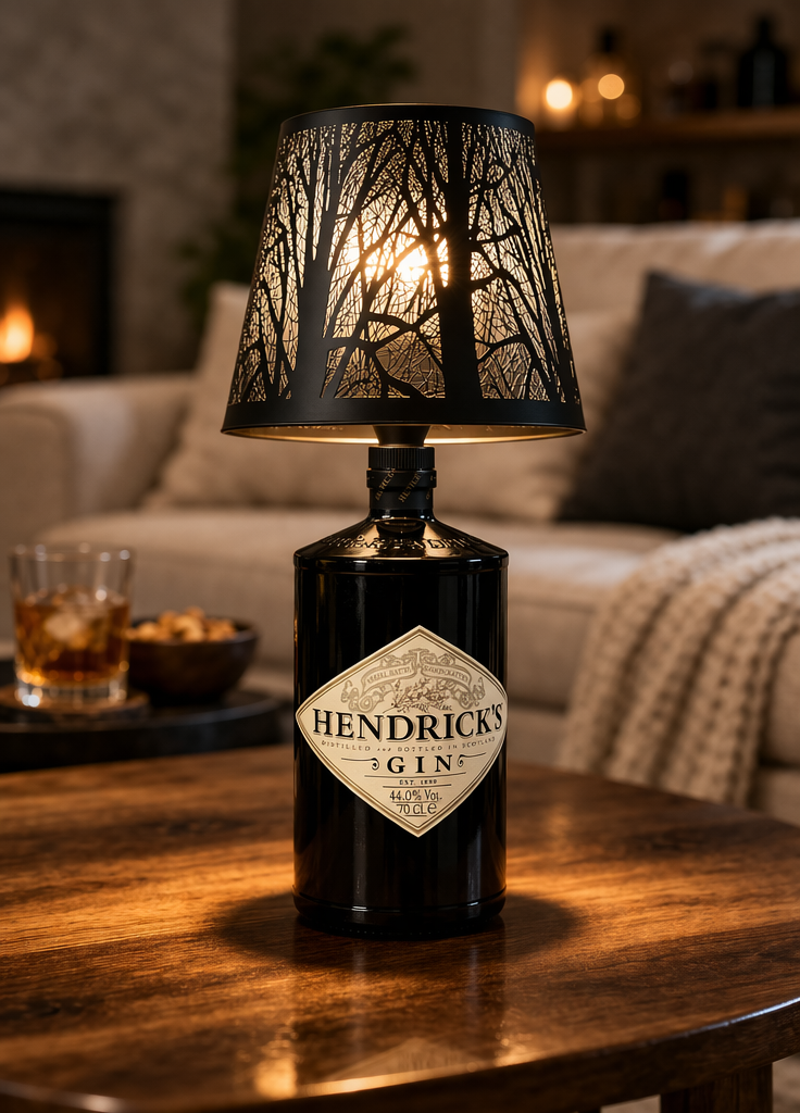 Lampada di design realizzata da bottiglia Hendrick’s Gin con paralume artistico e luce calda d’atmosfera