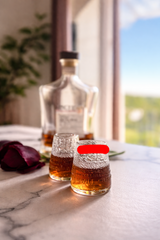Bicchieri da amaro in vetro lavorato con liquore, design vintage per degustazione