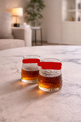 Set bicchieri da amaro in vetro lavorato, scena elegante di fine pasto con luce calda e dettagli gourmet