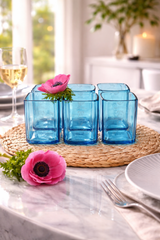 Collezione bicchieri in vetro blu da bottiglie Bombay Gin riciclate, design contemporaneo sostenibile