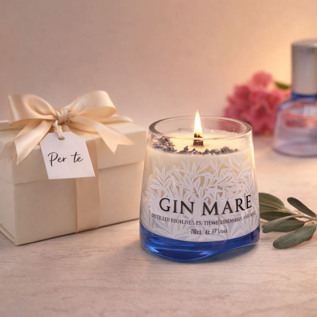 Candela Gin Mare fatta a mano in bottiglia riciclata, regalo originale e sostenibile per casa e design