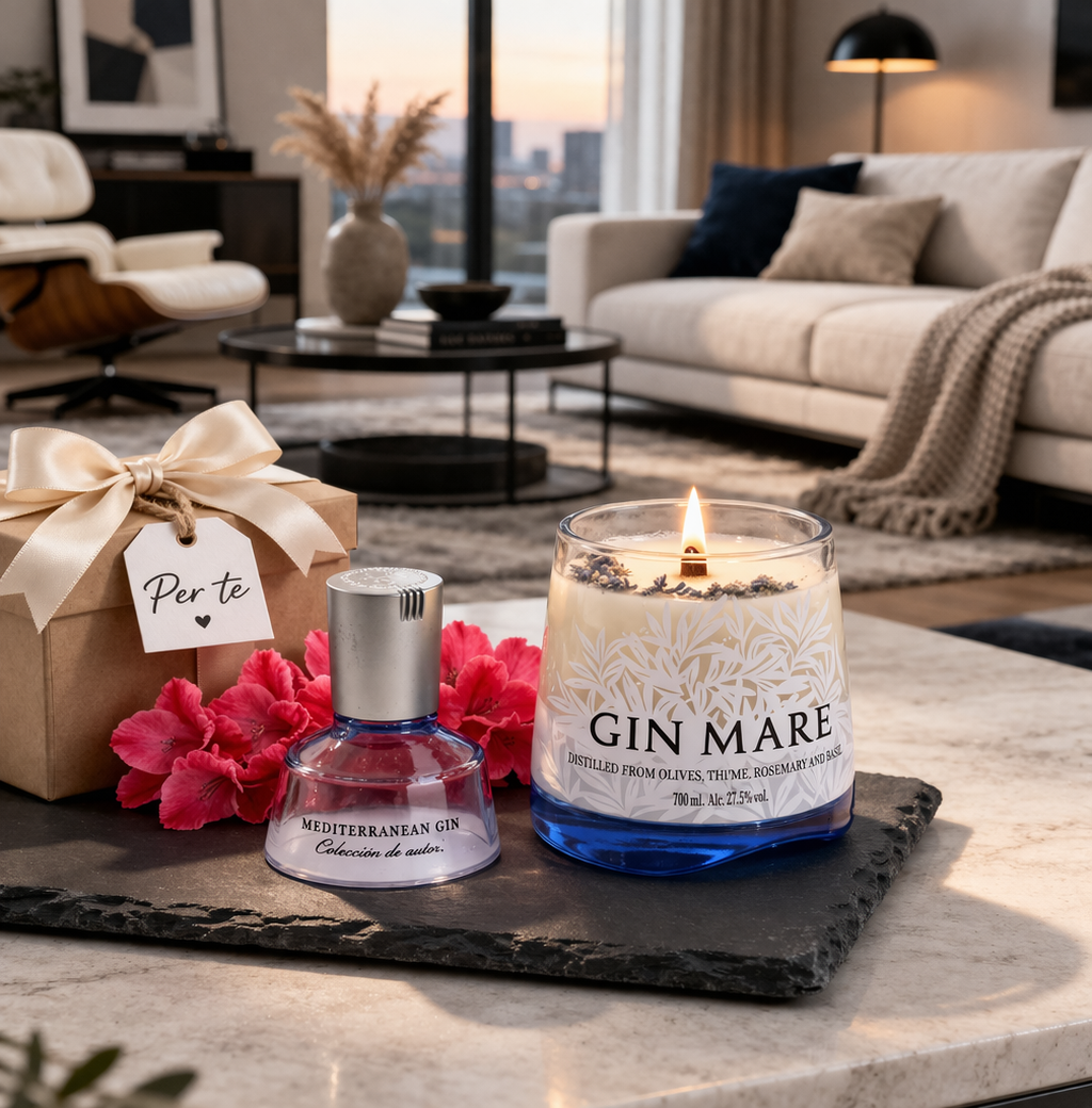 Candela Gin Mare artigianale in cera di soia da bottiglia riciclata con confezione regalo elegante e fiore decorativo