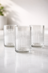 Bicchieri artigianali in vetro riciclato da bottiglie Campari, eleganti e sostenibili, perfetti per aperitivi su tavola raffinata