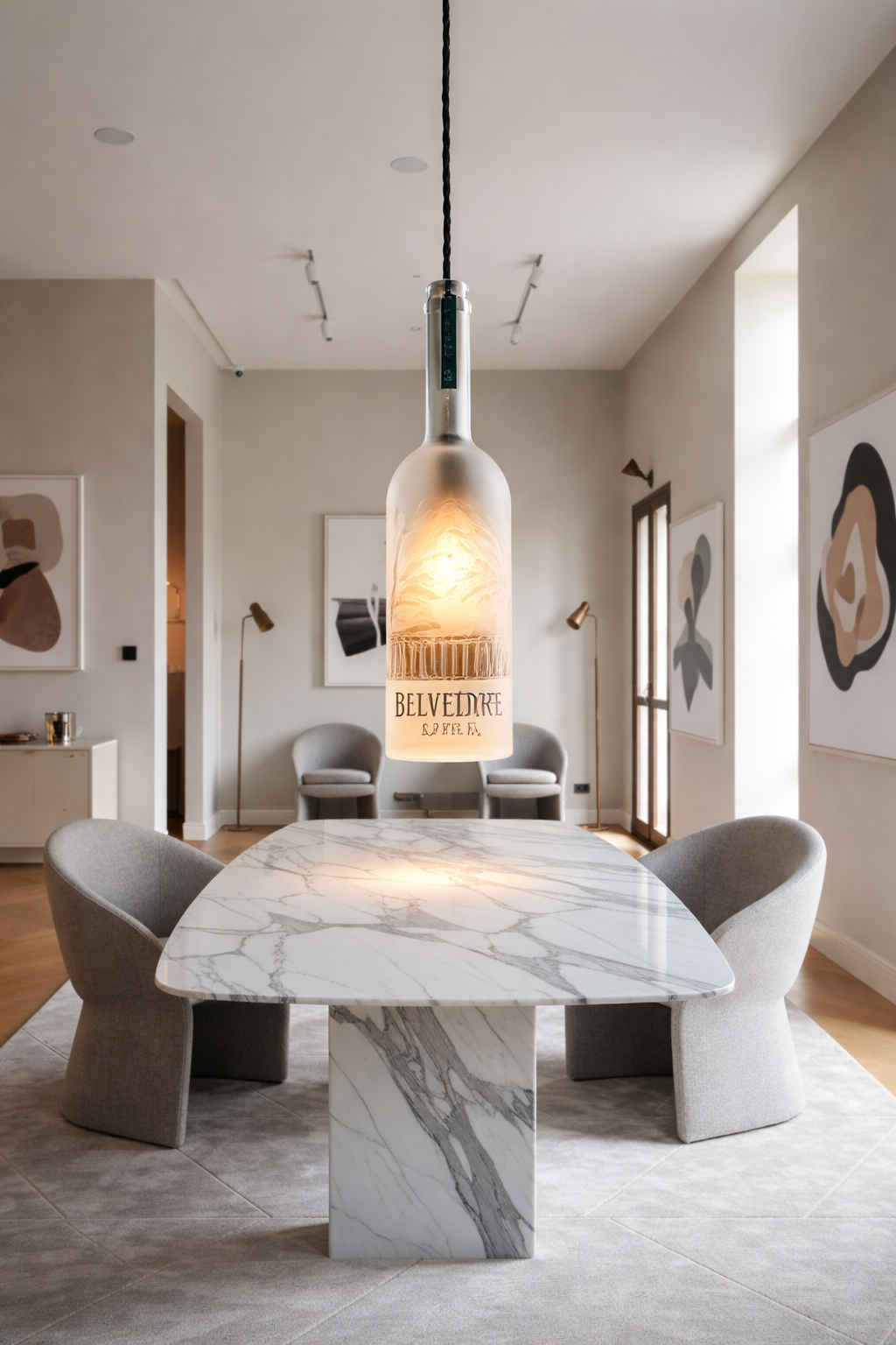 Lampada a sospensione realizzata con bottiglia Belvedere Vodka illuminata, installata sopra tavolo in marmo in sala da pranzo moderna di design, luce calda e atmosfera elegante