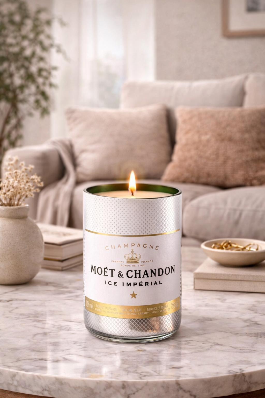 Candela artigianale in bottiglia Moët & Chandon Ice Impérial riciclata con cera bianca e luce calda su sfondo chiaro
