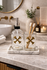 Set bagno in vetro Bumbu Rum riciclato con dispenser sapone e portaspazzolini in ambiente spa caldo e raffinato