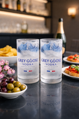 Dettaglio bicchieri Grey Goose in vetro riciclato con condensa e ghiaccio in ambiente luminoso