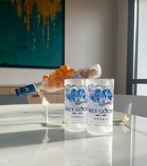 Set aperitivo di design in bottiglia Grey Goose riciclata con bicchieri coordinati, esperienza elegante e creativa