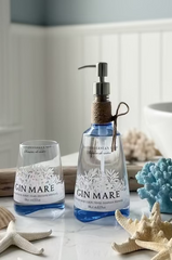 Dispenser sapone Gin Mare in bottiglia riciclata con bicchiere coordinato, design per da bagno