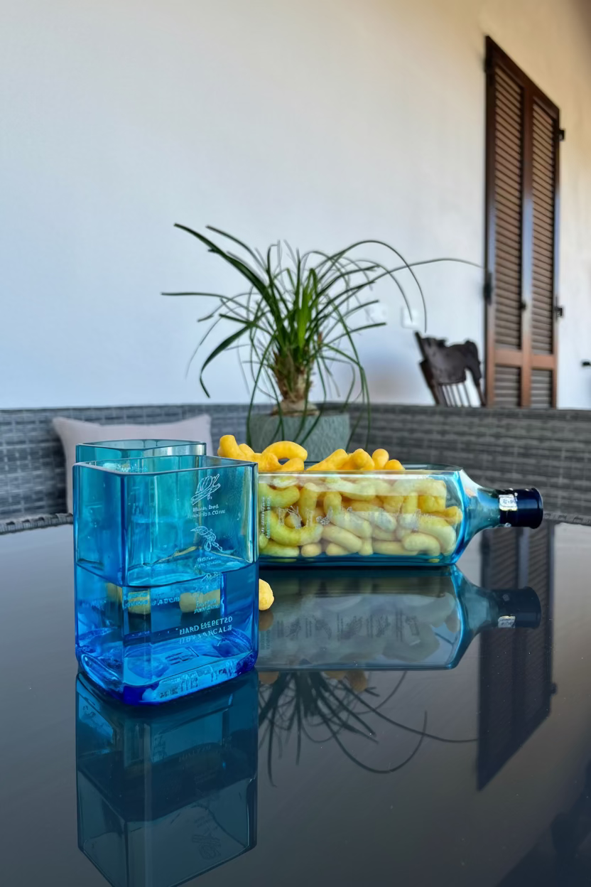 Set aperitivo di design in vetro blu da bottiglie Bombay Gin riciclate, bicchieri e piatto