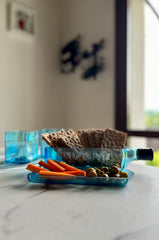 Set aperitivo realizzato da bottiglie Bombay Gin riciclate con bicchieri e piatto design