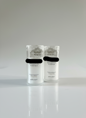 Bicchieri in vetro riciclato su superficie chiara con luce naturale e stile minimal