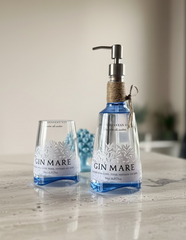 Dispenser sapone Gin Mare in bottiglia riciclata con bicchiere coordinato, design sostenibile da bagno