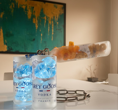 Set aperitivo da bottiglia Grey Goose riciclata con porta snack e bicchieri in vetro design sostenibile