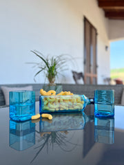 Set aperitivo in vetro blu realizzato da bottiglie Bombay Gin riciclate con bicchieri e piatto design