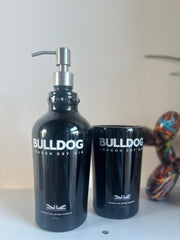 Set bagno in vetro Bulldog London Dry Gin riciclato con dispenser sapone e portaspazzolini in ambiente moderno