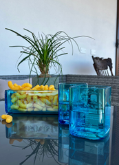 Set aperitivo in vetro blu realizzato da bottiglie Bombay Gin riciclate con bicchieri e piatto design