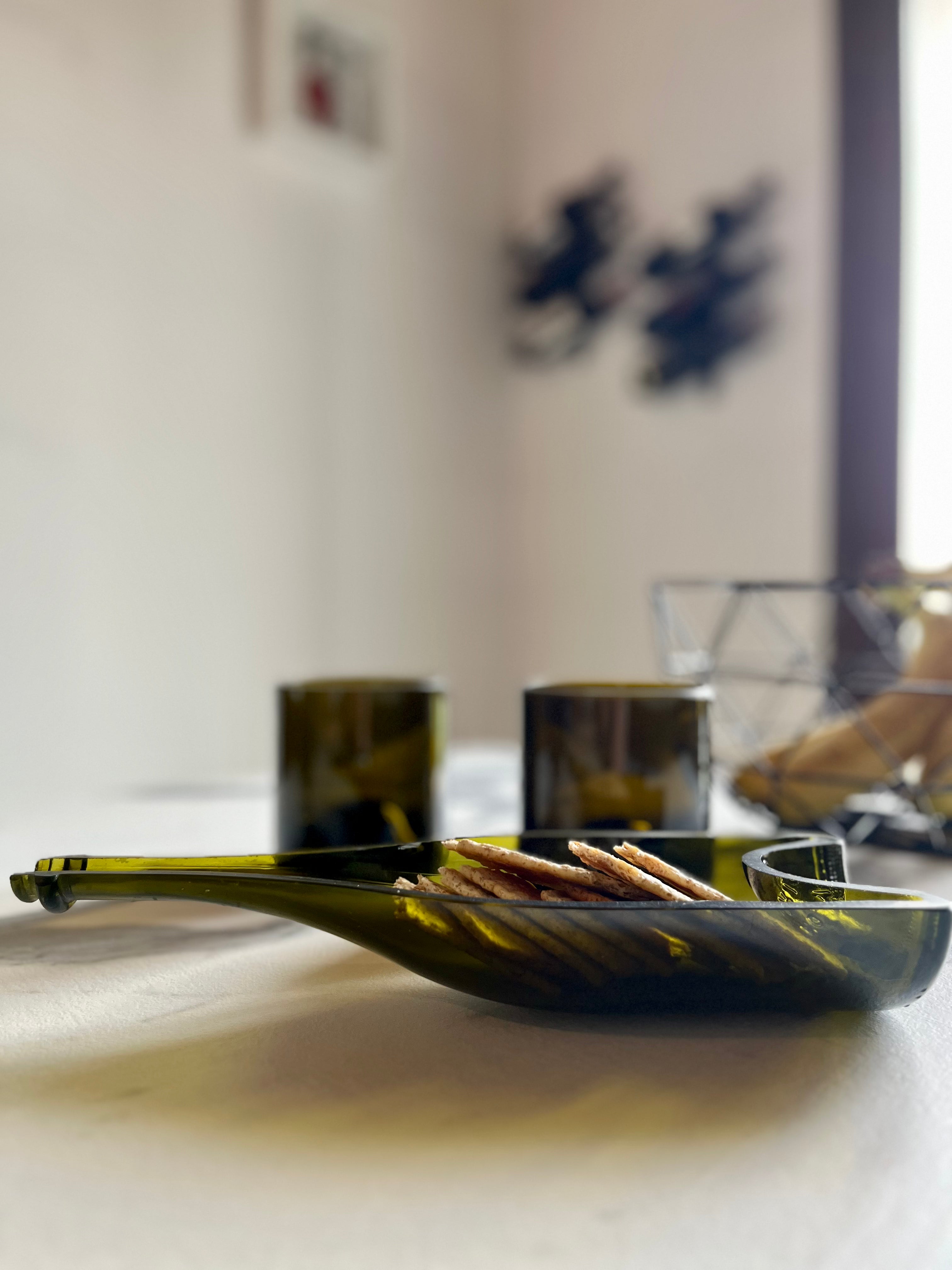 Set aperitivo di design in vetro verde da bottiglie riciclate, piatto e bicchieri per momenti eleganti