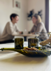 Set aperitivo in vetro da bottiglie riciclate con piatto snack e bicchieri design moderno