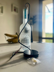 Kit lampadario con componenti per bottiglia, dettaglio attacco portalampada, cavo e accessori per creare lampada a sospensione di design artigianale