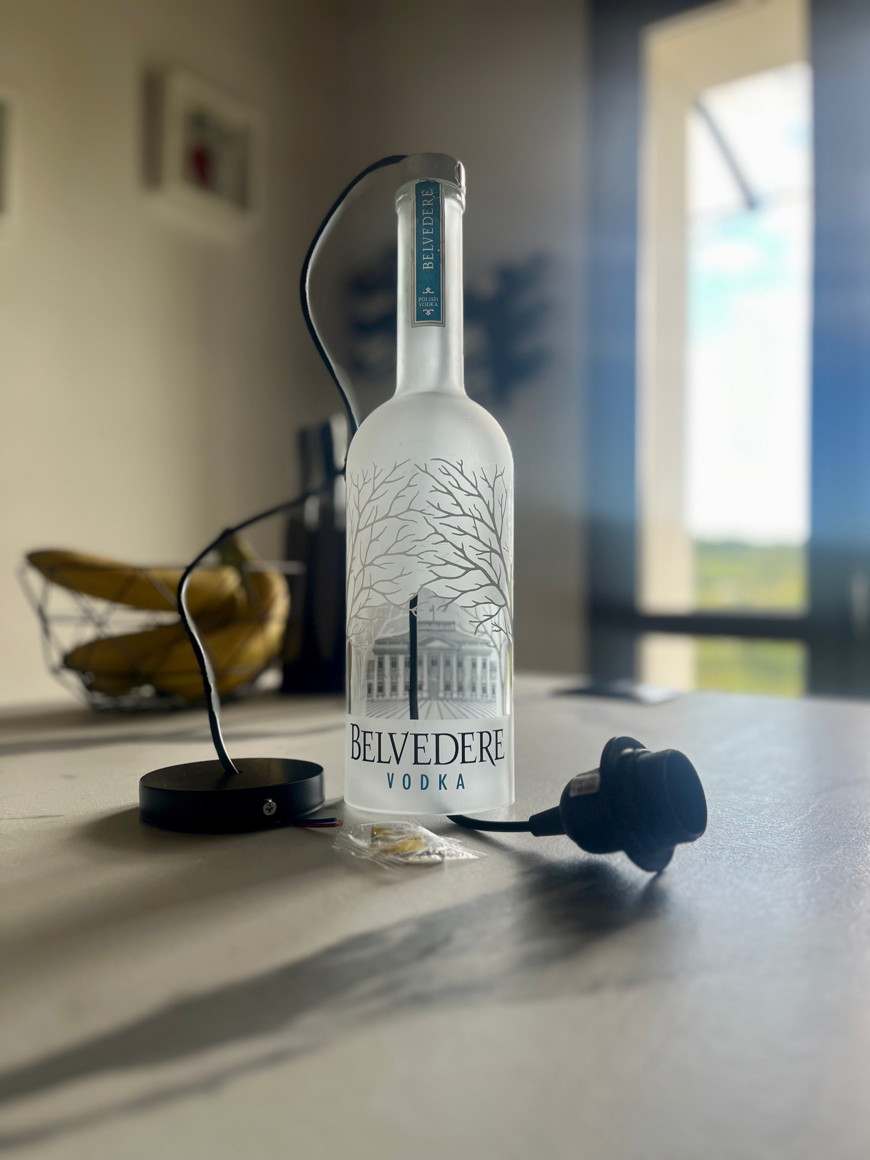 Kit lampadario fai da te con componenti per bottiglia, dettaglio attacco portalampada, cavo e accessori per creare lampada a sospensione di design artigianale