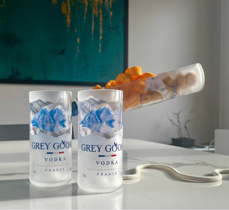 Set aperitivo Grey Goose con bicchieri e dispenser snack