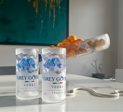Set aperitivo Grey Goose con bicchieri e dispenser snack