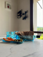 Set realizzato da bottiglie Bombay Gin riciclate con bicchieri e piatto design