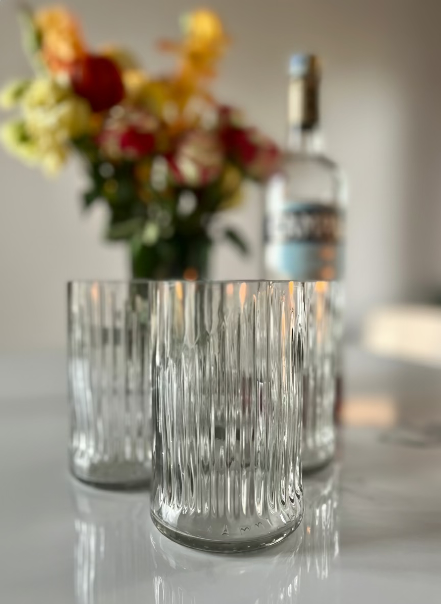 Bicchieri sostenibili in vetro riciclato da bottiglie Campari perfetti per aperitivi eleganti in casa, design unico e stile contemporaneo