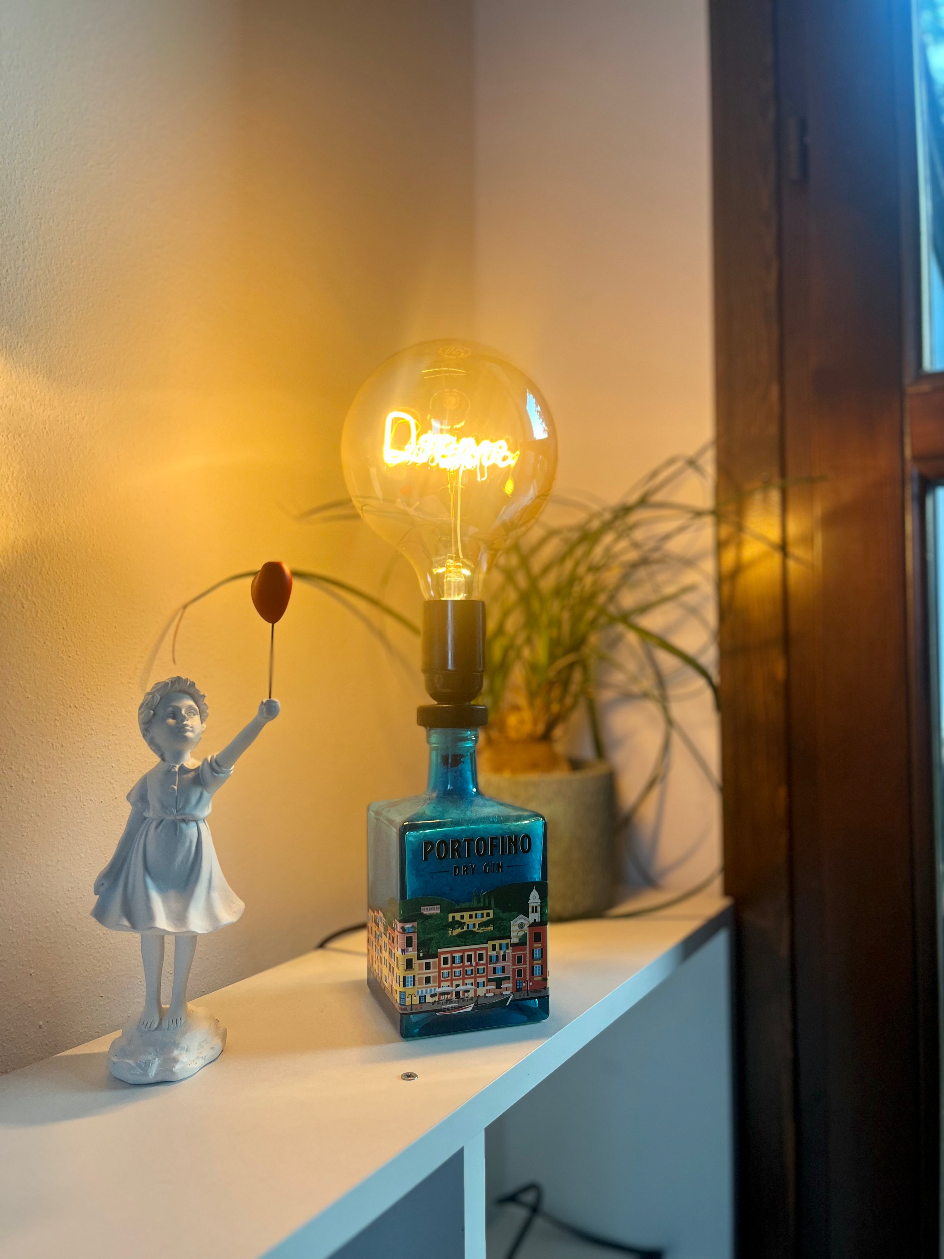Lampada in bottiglia di gin Portofino riciclata con lampadina decorativa “Dreams”, idea regalo originale di design per casa, perfetta per creare atmosfera calda e accogliente