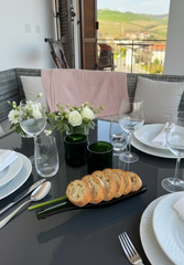 Set aperitivo artigianale in vetro da bottiglie riciclate con piatto snack e bicchieri design moderno