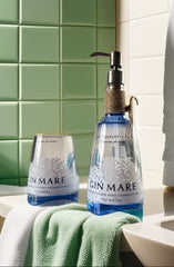 Dispenser sapone in bottiglia Gin Mare riciclata con bicchiere in vetro coordinato, accessori bagno design