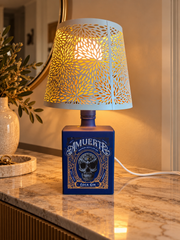 Lampada artigianale da bottiglia Amuerte con paralume design in acciaio