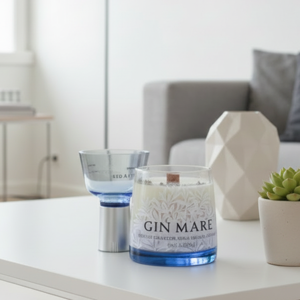 Candela in cera di soia Gin Mare con stoppino in legno in salotto di design, atmosfera relax