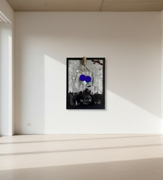 Quadro Rosso Milano Artigianale – Pezzo Unico con Bottiglia Originale e Rose Naturali
