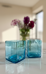 Bicchieri in vetro blu presentati come idea regalo elegante con confezione e dettagli raffinati