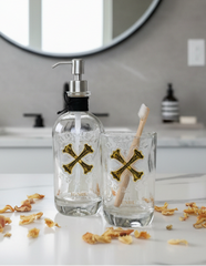 Set bagno Bumbu Rum riciclato con dispenser sapone e portaspazzolini in vetro su piano in marmo