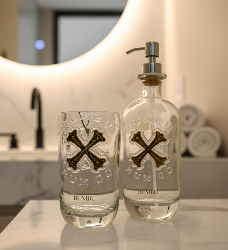 Dispenser sapone e portaspazzolini Bumbu in bottiglia rum riciclata su mobile bagno moderno con lavabo