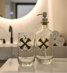 Dispenser sapone e portaspazzolini Bumbu in bottiglia rum riciclata su mobile bagno moderno con lavabo