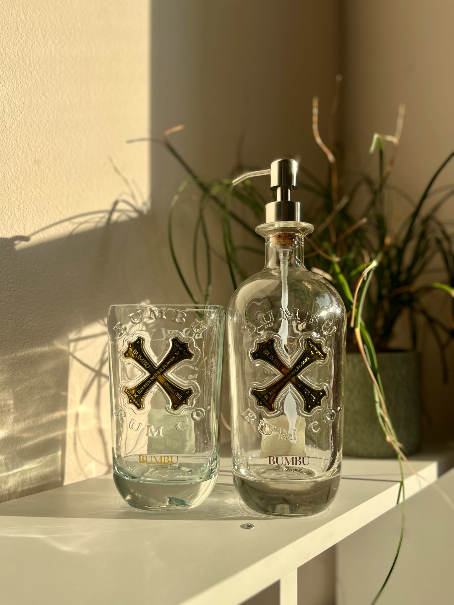 Accessori bagno Bumbu Rum riciclato con dispenser e porta spazzolini su vassoio in marmo in bagno di design