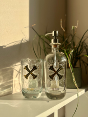 Accessori bagno Bumbu Rum riciclato con dispenser e porta spazzolini su vassoio in marmo in bagno di design