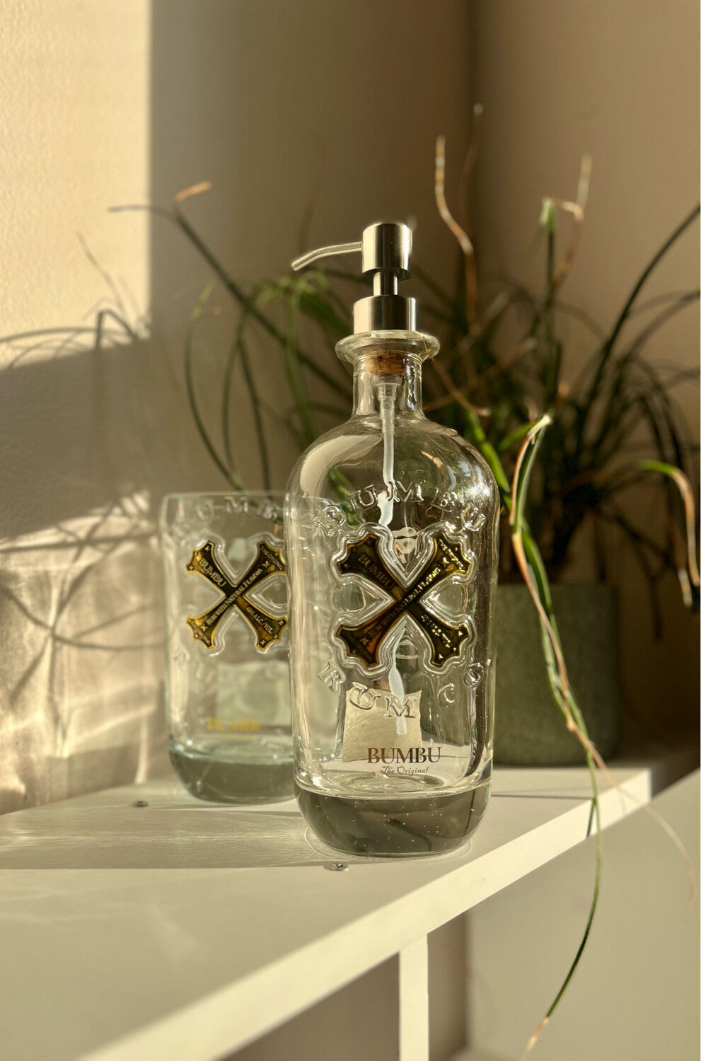Set bagno Bumbu con dispenser sapone e portaspazzolini con spazzolini in bambù in ambiente elegante