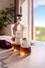 Bicchieri da amaro in vetro lavorato con liquore, design vintage per degustazione