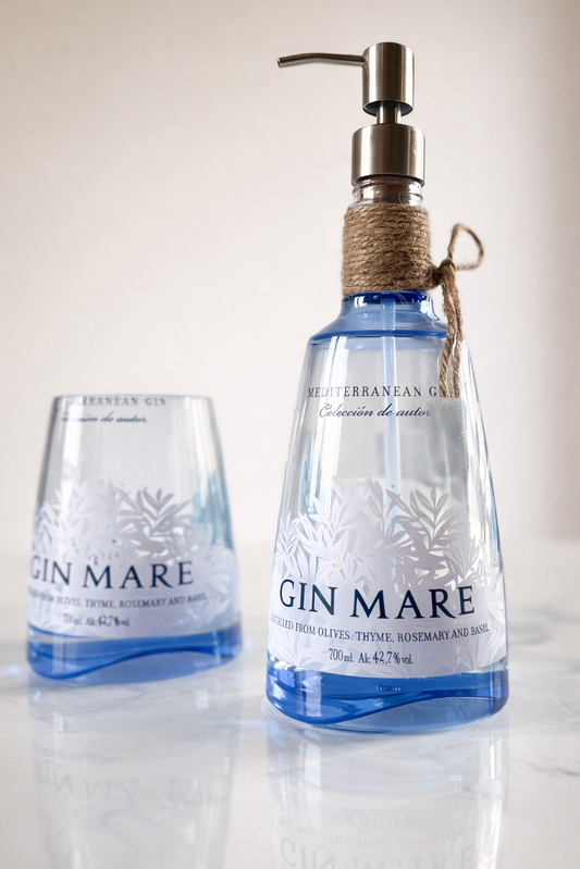 Dispenser sapone Gin Mare in bottiglia riciclata con bicchiere coordinato, design elegante da bagno