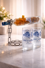 Set aperitivo Grey Goose in bottiglia riciclata con dispenser snack e bicchieri coordinati, design originale