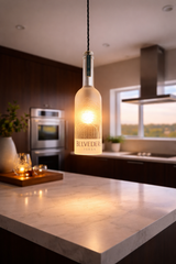 Lampada sospesa in bottiglia di vodka Belvedere con luce calda, ambientata in interno moderno con luce naturale e vista esterna, atmosfera accogliente e contemporanea