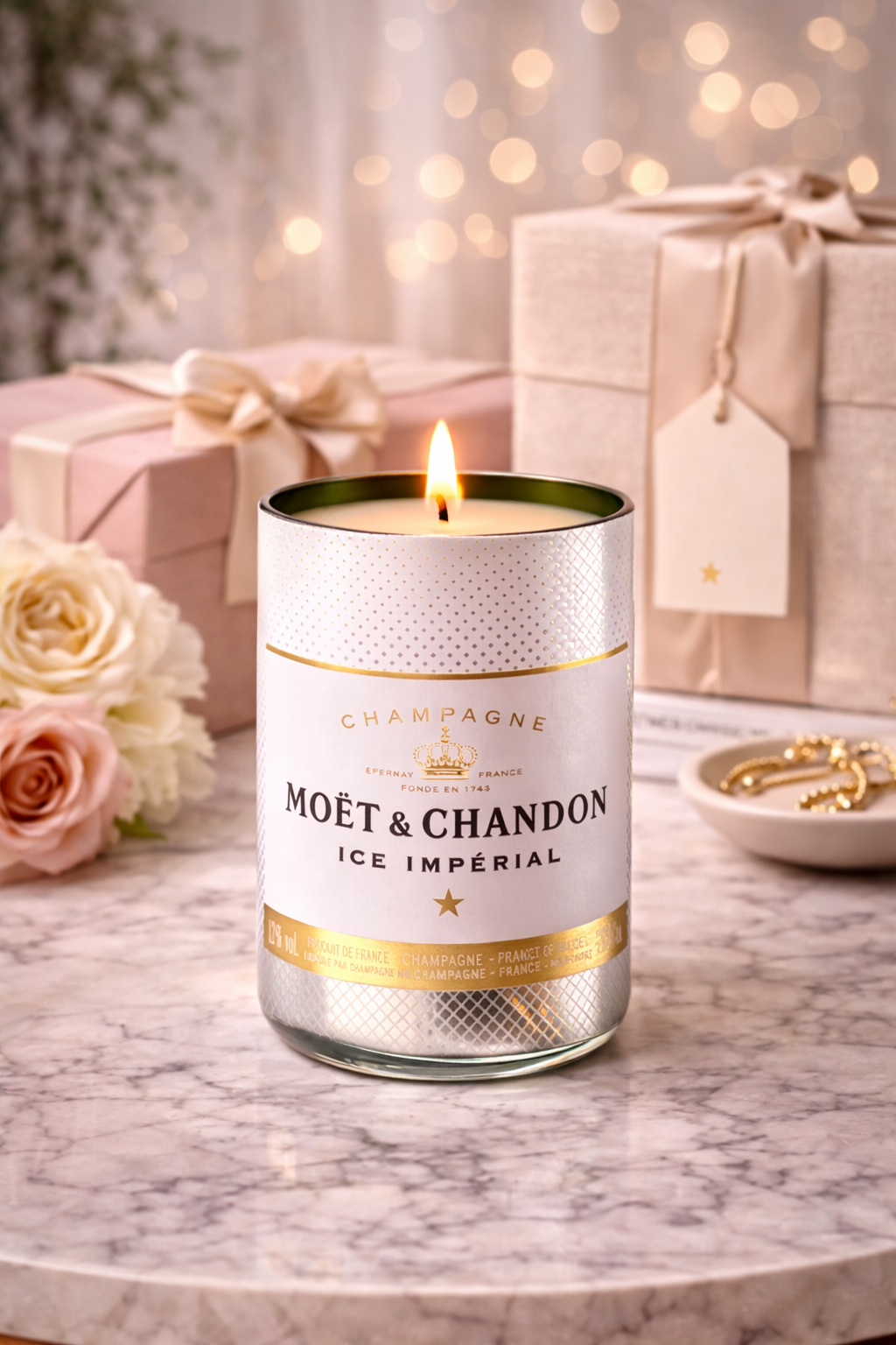 Candela Moët & Chandon riciclata accesa su tavolino in marmo in soggiorno moderno con atmosfera soft e rilassante